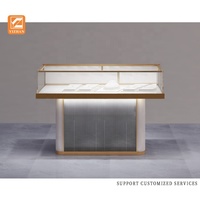 Vitrine à bijoux en verre de haute qualité personnalisée YIZHAN avec éclairage LED pour les magasins de détail et les centres commerciaux, modèle YZ-2412240004