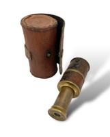 Télescope vintage en laiton de 24 pouces sur support en bois avec pare-soleil, jumelles nautiques marines antiques, accent décoratif pour articles de fantaisie