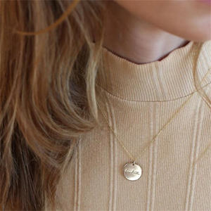 Collier pendentif populaire en forme <span class=keywords><strong>de</strong></span> disque « Be Still » Bijoux inspirés Plaqué or Acier inoxydable Bijoux personnalisés Gravure <span class=keywords><strong>de</strong></span> citation Collier avec phrase - Product Image 4
