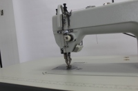 Machine à coudre industrielle à entraînement direct, point noué, plate, manuelle, avec moteur, pied entraîneur, pour vêtements, modèle GC0303D