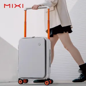 Модный чемодан с логотипом