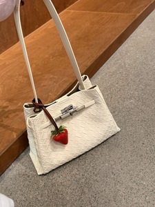 Borsa a tracolla in PU intrecciata artigianale <span class=keywords><strong>Laura</strong></span> Bohemian 2026 di alta richiesta dalla Cina, con ciondolo a fragola e tracolla lunga per donne e ragazze - Product Image 4