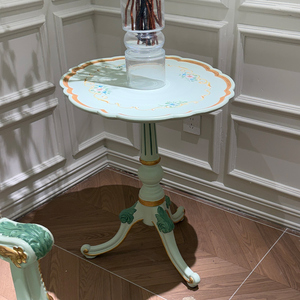 Table d'appoint d'angle de style <span class=keywords><strong>provincial</strong></span> français Rococo, avec piétement festonné, décorée à la main, motif botanique, dorée et ornée d'acanthes - Product Image 1