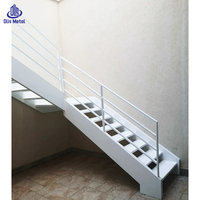 Außen-Stahltreppe Minimalistisches Metall-Rostfreies Durchbrochenes Design Weiße Gerade Treppe mit Sicherheitsgeländer