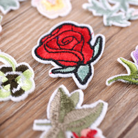 Appliques florales brodées de fleurs mélangées (rose, pivoine, lys) à thermocoller ou à coudre pour vêtements, vestes, jeans, chapeaux, sacs, décoration DIY