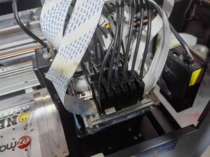 Imprimante d'étiquettes UV DTF 24 pouces avec tête I3200, machine d'impression d'autocollants UV tout-en-un avec écran tactile Windows 10 semi-automatique - Product Image 5