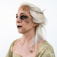 Masques en silicone réalistes fabriqués à la main en usine, avec cheveux blancs élastiques, pour femmes d'âge moyen, masque de terreur humain, couvre-chef