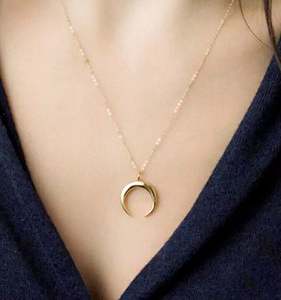 Collier demi-lune minimaliste en acier inoxydable pour femme, pendentif fer à cheval, vente en gros à prix abordable - Product Image 5