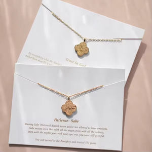 Collier aux valeurs islamiques <span class=keywords><strong>Shukr</strong></span> & Tawakkul sur pendentif trèfle porte-bonheur en acier inoxydable et zircon, cadeau significatif pour femmes, vente en gros - Product Image 1