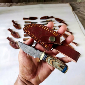 Couteau de chasse en acier damas forgé sur mesure avec manche en bois et étui en cuir, lame à pointe tombante - Product Image 1