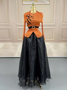 Bộ hai mảnh xếp ly thanh lịch: Áo màu hồng fuchsia có họa tiết đen, chân váy maxi voan đen - Product Image 2