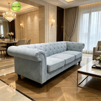 Canapé Chesterfield capitonné en tissu, classique, avec accoudoirs roulés, pour salon de villa de luxe