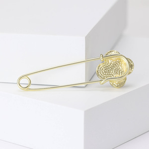 Elegante y Sencillo Broche de Solapa con Flor, Aleación Plateada y Bañada en Oro, Esmalte Blanco y Negro, Trébol de Cuatro Hojas, Tipo Imperdible - Product Image 6