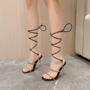 Nouvelles sandales à talons hauts en cristal avec ruban noir et strass, style européen et américain 2023 - Product Image 2