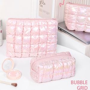 Sac cosmétique portable personnalisable en polyester écologique, découpé au laser, avec fermeture éclair, motif matelassé brillant à carreaux, style pâte feuilletée - Product Image 1