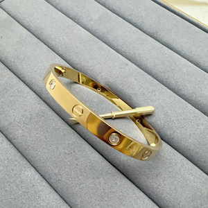Set di Bracciali di Alta Qualità con Motivo a Vite Classico, Diamanti Incastonati, Opzioni Multicolore, Accessorio di Lusso per Uso Quotidiano - Product Image 6