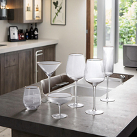 Gobelet à vin rouge en cristal minimaliste de style européen moderne Bordeaux avec longue tige à rayures verticales forme sans tige