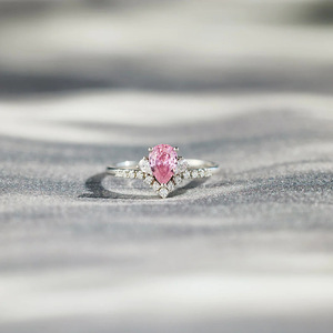 Anello a Goccia Rosa Principessa per Donne, Gioiello Elegante e di Lusso per le Dita - Product Image 3