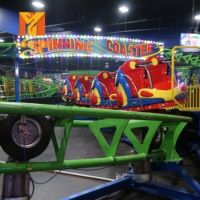 Manège à boucles suspendues pour parcs d'attractions, fêtes foraines, plazas et aires de jeux à thème, intérieur et extérieur