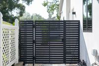 Panneau de clôture horizontale moderne en aluminium avec dessus à piquets verticaux, design hybride, clôture décorative pour la définition des limites