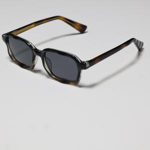 Gafas de sol cuadradas pequeñas ZT-99311 para mujer, lentes de PC con protección UV400, montura de plástico y metal, color negro, diseño moderno. - Product Image 3