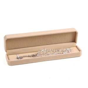 Caja de Joyería de Terciopelo con Logotipo Personalizado, Forma Rectangular Larga, Cierre de Hebilla, Caja de Regalo Popular para Exhibición y Almacenamiento de Collares, para San Valentín - Product Image 1
