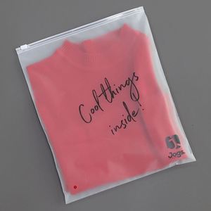 Sacs à fermeture éclair en plastique givré avec votre propre logo, sac à fermeture éclair mat personnalisé pour cosmétiques, vêtements, emballage de cheveux, sac fourre-tout - Product Image 5