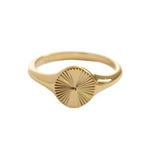 Anillo de Acero Inoxidable Chapado en Oro de Alta Calidad, Diseño Simple y Minimalista con Flor de Sol para Mujer - Product Image 2
