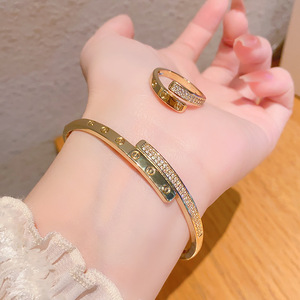 ชุดแหวนและกำไลข้อมือโลหะผสมทอง เงิน และทองแดงสำหรับผู้หญิง ประดับเพชรซิร์โคเนียมแบบฝังละเอียด ดีไซน์เรขาคณิต แฟชั่นเครื่องประดับ ของขวัญ - Product Image 3