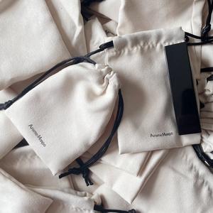 Sac fourre-tout à cordon moyen en microfibre beige personnalisable pour le rangement de bijoux, l'emballage d'huiles essentielles et de produits de soin de la peau, avec cordon - Product Image 3