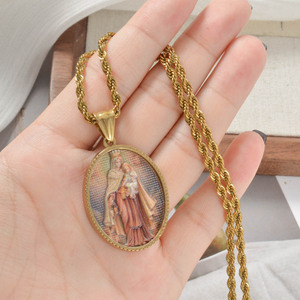 Collares al por mayor de acero inoxidable con colgante de la Virgen María sosteniendo un niño, chapado en oro de 18k. - Product Image 1