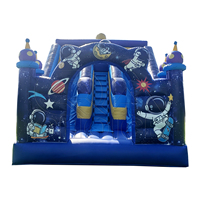 Château gonflable géant sur le thème de l'espace avec toboggan pour parc d'attractions