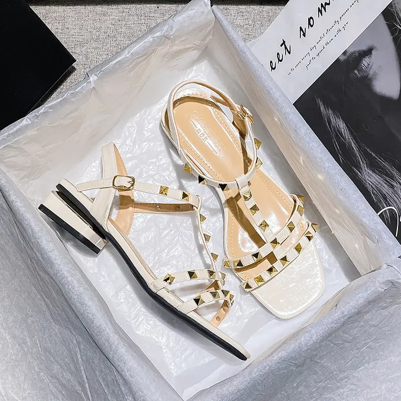 Sandalias de tacón bajo con remaches para mujer, zapatos de diseño coreano a la moda, con cinta fina, zapatillas de talla grande, para verano, 2022