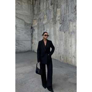 Costume pantalon en satin noir pour femme de bureau, formel et décontracté, avec décoration boutonnée - Product Image 6