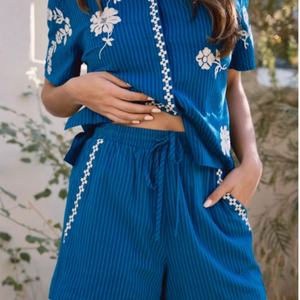 Conjunto Casual de Lino para Mujer OEM 2025, Nuevo Estilo, Camisa y Pantalones Cortos con Bordado Sólido y Decoración de Botones, Tela de Lona, Gran Venta - Product Image 2