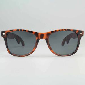 2025 venta al por mayor logotipo personalizado promocional material plástico reciclado precio barato gafas de sol abrebotellas protección UV400 Unisex - Product Image 4