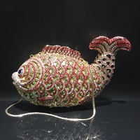 Pochette de soirée artisanale en cuir synthétique avec strass et cristaux métalliques ajourés, motif poisson rouge