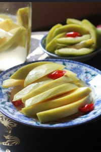 Mango encurtido artesanal hecho en Vietnam, dulce y ácido, ideal para aperitivos, ensaladas, postres, producto seguro y natural, estándar de exportación. - Product Image 2
