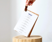 Panneau de menu en bois simple avec sangles en cuir Logo gravé sur mesure Restaurant bar Nourriture et boisson Couverture de support de menu en bois