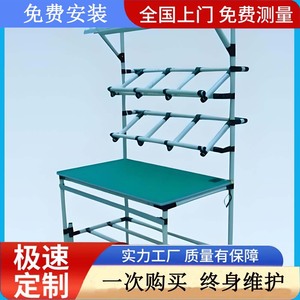 Banc de travail antistatique Aibes sur mesure pour entrepôt e-commerce, station d'emballage avec convoyeur à rouleaux et signal lumineux - Product Image 3