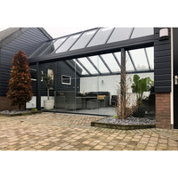 Véranda et serre contemporaines en verre pour maisons, avec panneaux de toiture isolés et structure en aluminium résistante aux intempéries