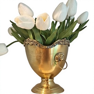 Vase de table traditionnel en laiton avec poignée, finition dorée, tulipes blanches, arrangement floral décoratif, centre de table de mariage - Product Image 1