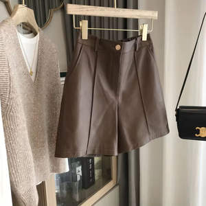 Shorts en cuir véritable pour femme à taille mi-haute – Mode estivale décontractée, cuir véritable doux, shorts tendance pour femme - Product Image 3