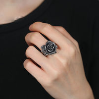 Cincin Perhiasan Fashion Pria Vintage Bunga Kamelia Batu Permata Mungil Gaya Hip Hop Punk Gothic Bahan Titanium Stainless Steel 316L Grosir