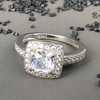 Vente directe de bijoux fins vintage plaqués rhodium en argent sterling 925 avec anneau en moissanite taille coussin pour l'anniversaire des femmes