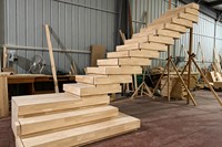Escalier en bois flottant empilé pour villa, design avec garde-corps en verre