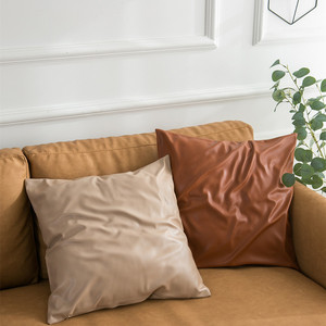 Coussin décoratif de luxe en similicuir doux avec texture cuir pour le canapé et les accoudoirs du salon - Product Image 4