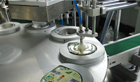 Machine de remplissage et de scellage pour contenant rotatif, pour crème glacée, pour emballer et sceller les tasses de yaourt ou gel ato