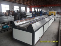 Ligne de production de profilés WPC à double vis entièrement automatique pour terrasses, étanches et ignifuges, avec contrôle PLC par extrusion