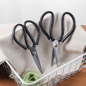 Tijeras de Acero al Carbono Serie 4111A, Negras, de Cabeza Recta, para Uso Doméstico - Product Image 1